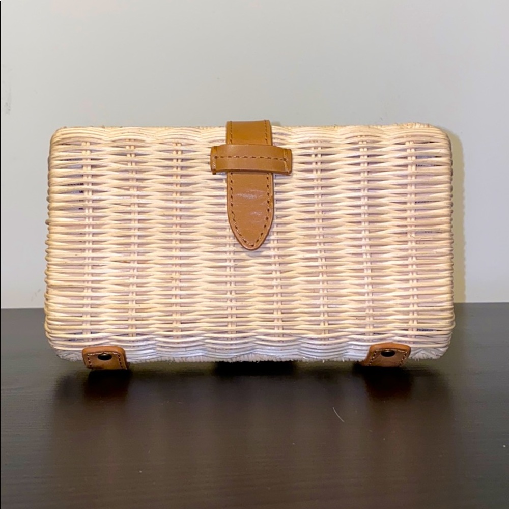 Straw clutch with chain strap